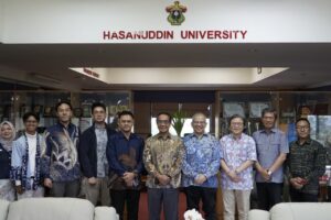 Rombongan berfoto di Hasanuddin University