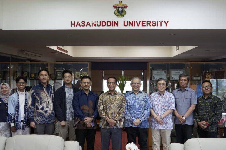 Rombongan berfoto di Hasanuddin University