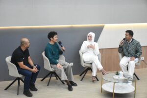 Diskusi panel empat pembicara dengan mikrofon