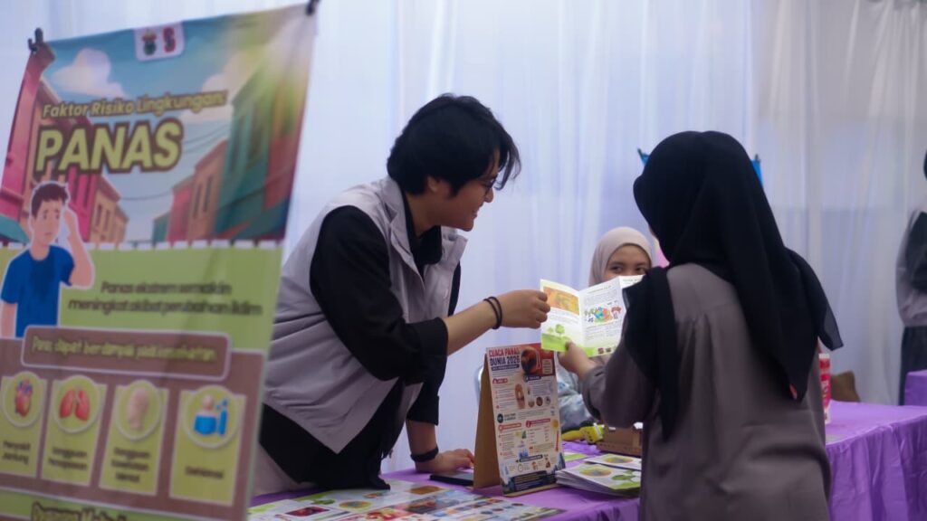 Edukasi risiko panas di stan informasi kesehatan