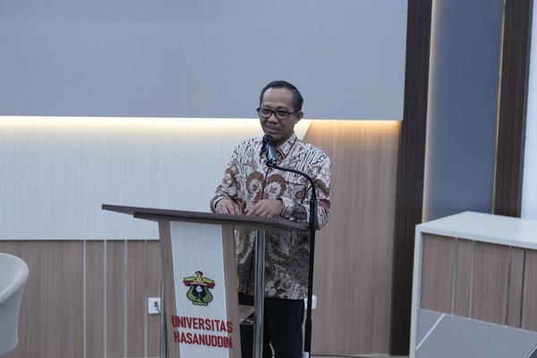 Pria berpidato di podium Universitas Hasanuddin