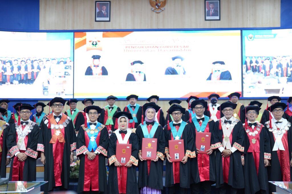 Pengukuhan guru besar di aula universitas