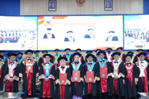 Pengukuhan guru besar di aula universitas