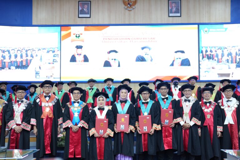 Pengukuhan guru besar di aula universitas
