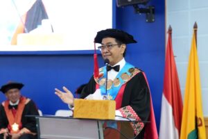 Rektor berpidato dalam upacara wisuda resmi