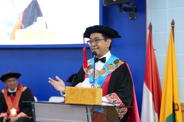 Rektor berpidato dalam upacara wisuda resmi
