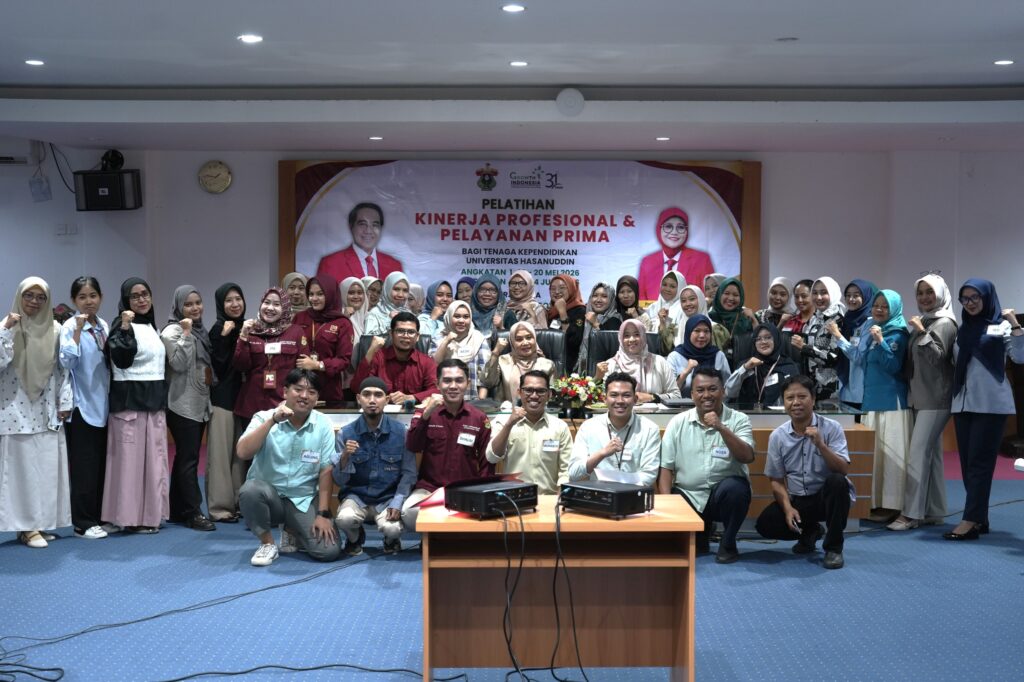 Peserta pelatihan kinerja profesional berfoto bersama