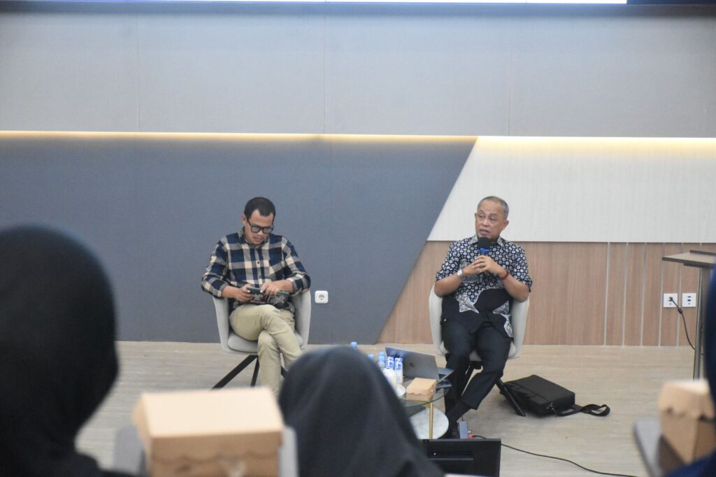 Dua pembicara duduk dalam diskusi seminar