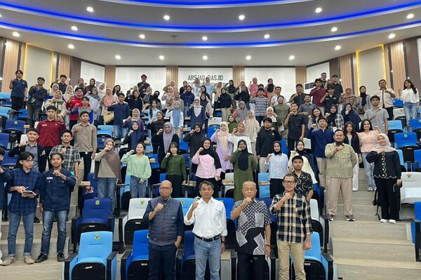 Peserta acara berfoto bersama di auditorium kampus