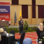 Pembicara menyampaikan materi di workshop pendidikan internasional