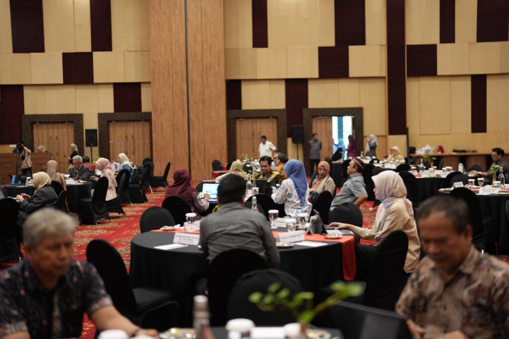 Peserta seminar duduk di meja bundar