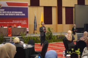 Pembicara menyampaikan materi di workshop pendidikan internasional