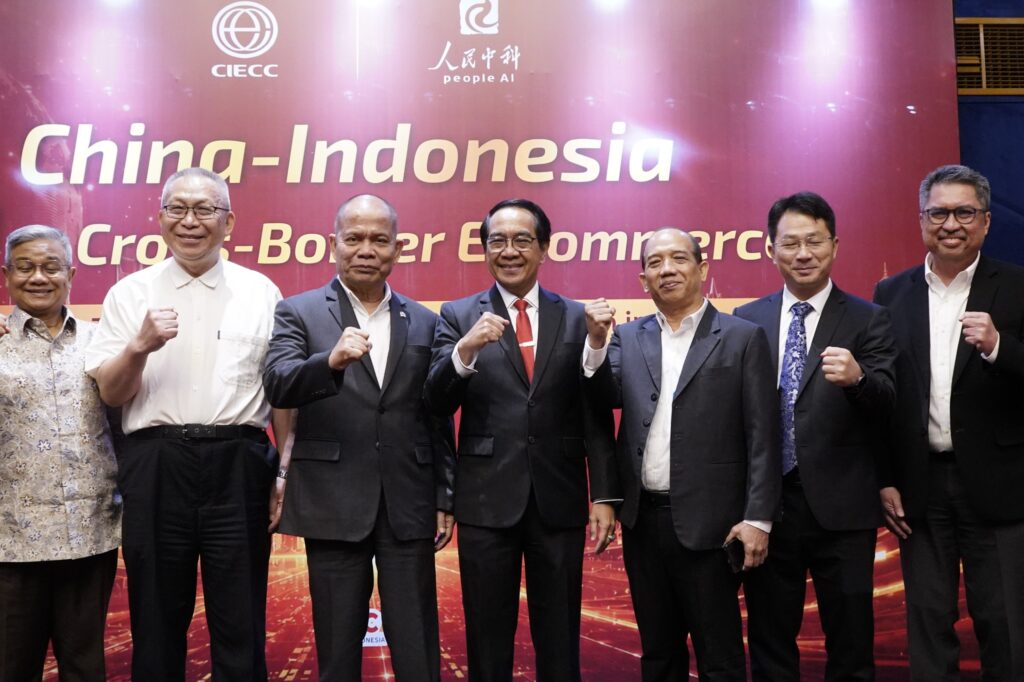 Pejabat di acara China-Indonesia Cross-Border Ecommerce