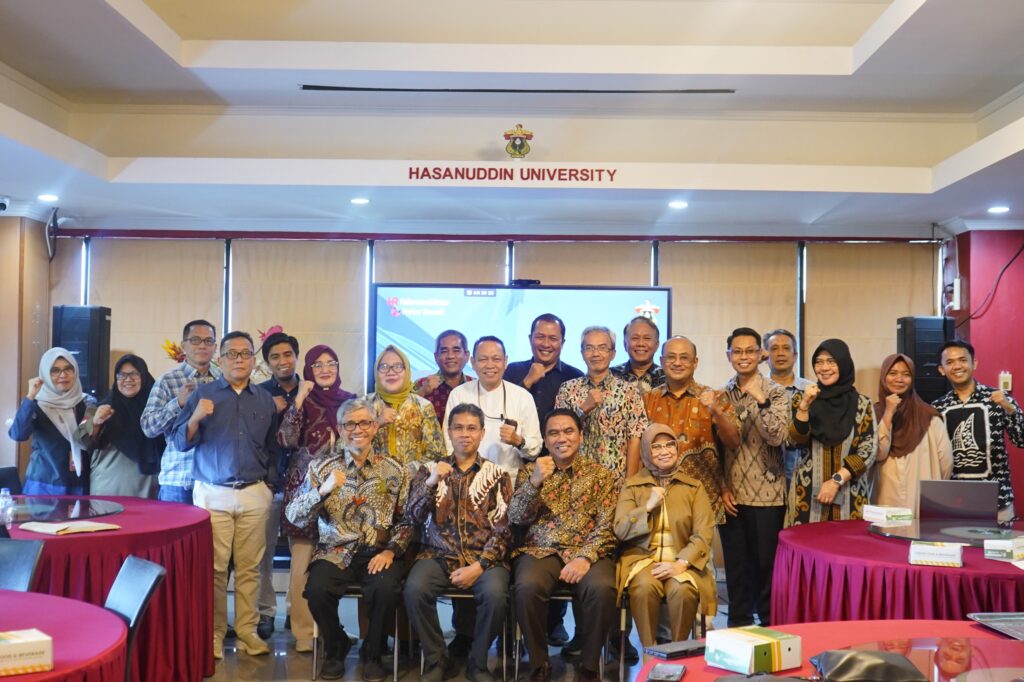 Foto bersama staf di Universitas Hasanuddin