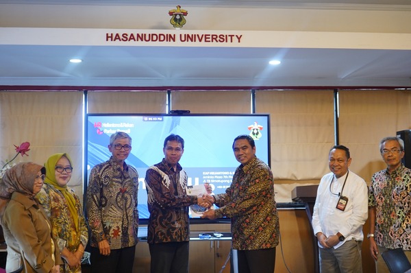 Penyerahan cenderamata di Universitas Hasanuddin