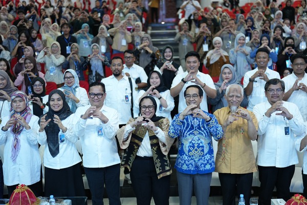 Sekelompok orang membuat simbol hati bersama