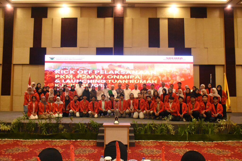 Foto bersama mahasiswa dan dosen di panggung acara