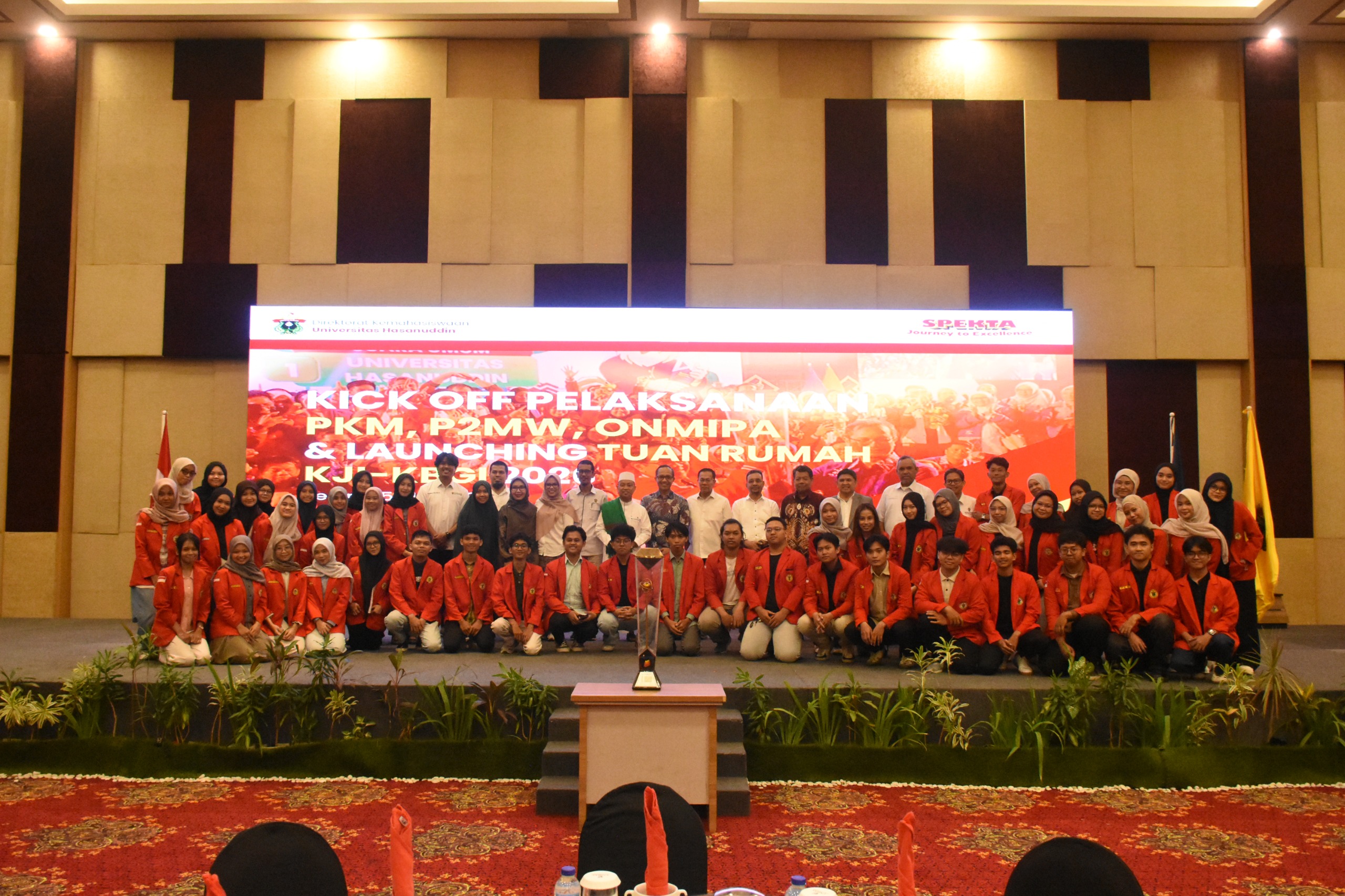 Foto bersama mahasiswa dan dosen di panggung acara