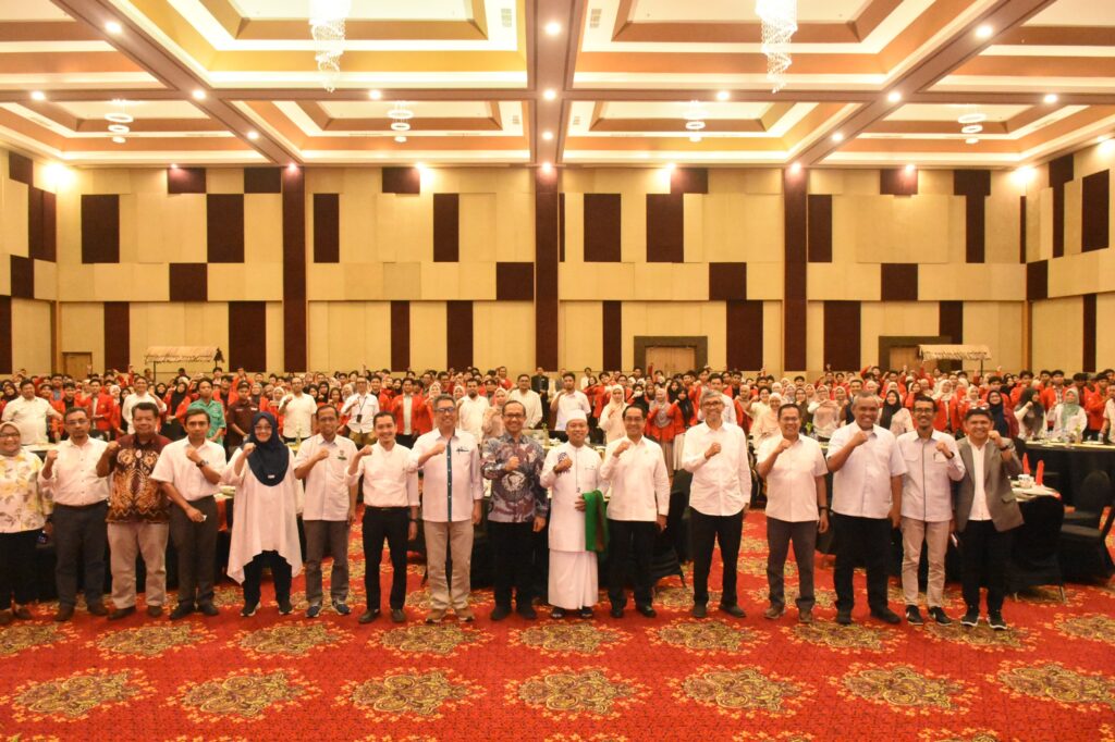 Foto bersama peserta seminar di aula besar