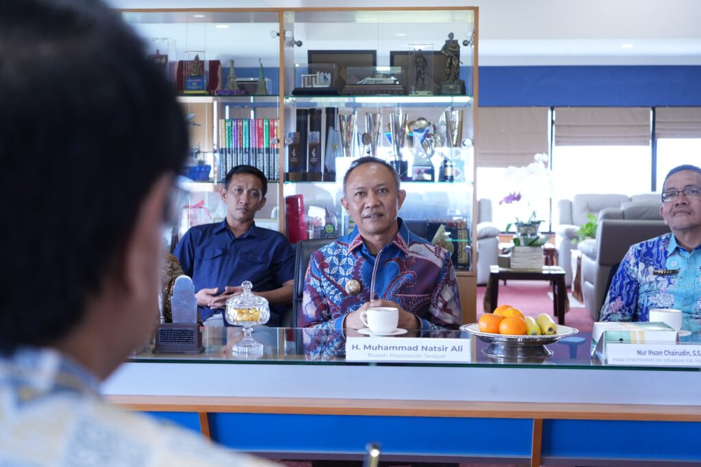 Pejabat rapat di kantor dengan trofi