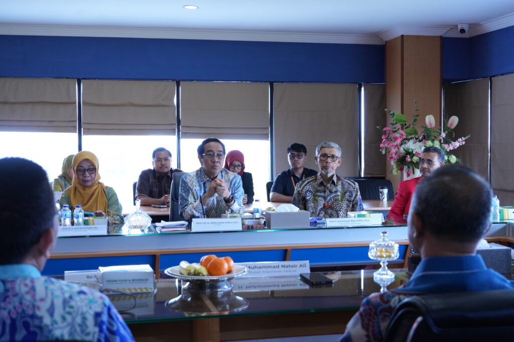 Rapat resmi pejabat di ruang konferensi