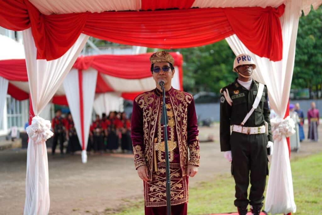 Pria berbusana adat berpidato di upacara