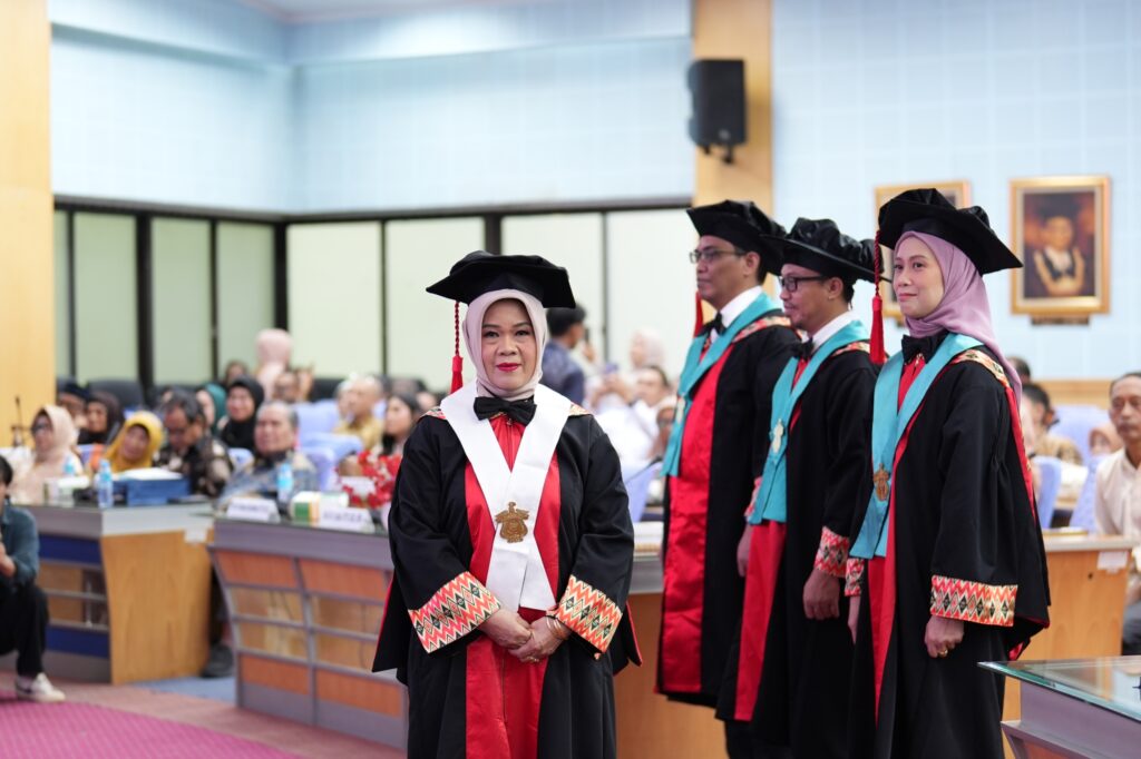 Upacara wisuda dengan para profesor berbusana toga