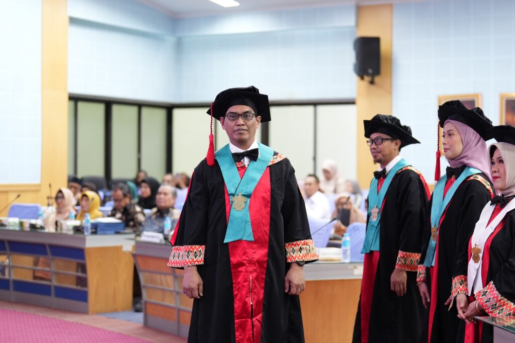 Upacara wisuda dengan dosen berbusana akademik