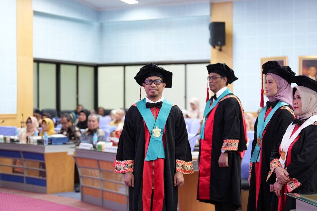 Dosen mengenakan toga dalam upacara akademik resmi