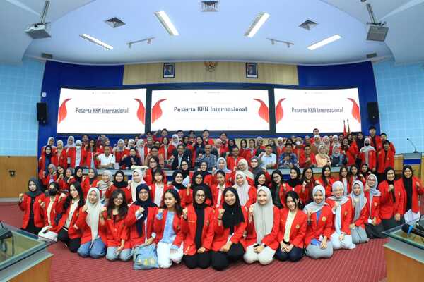Foto bersama peserta KKN Internasional di auditorium
