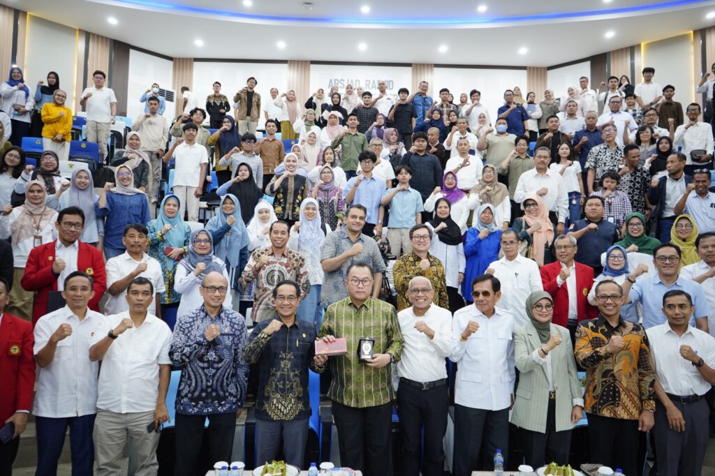 Foto bersama peserta acara di auditorium kampus