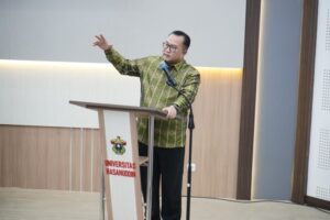 Pria berpidato di podium Universitas Hasanuddin