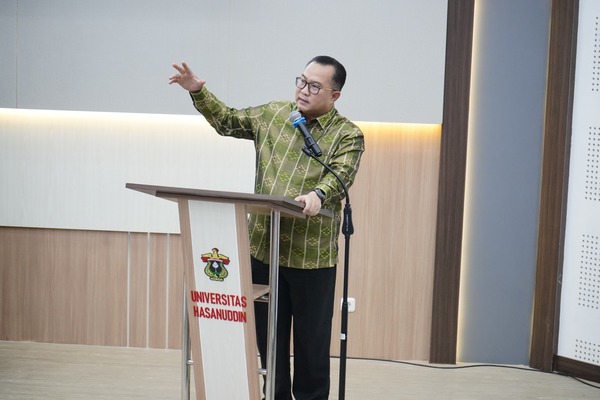 Pria berpidato di podium Universitas Hasanuddin