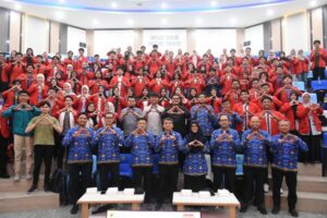 Rombongan besar berjaket merah di auditorium kampus