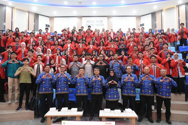 Rombongan besar berjaket merah di auditorium kampus
