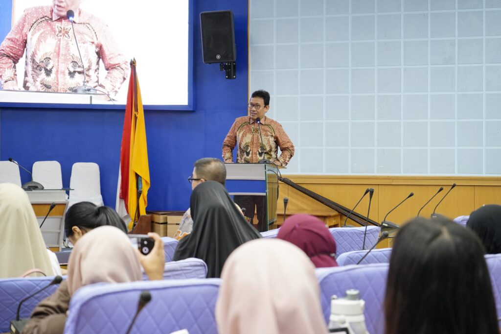 Pembicara berbatik di podium ruang konferensi