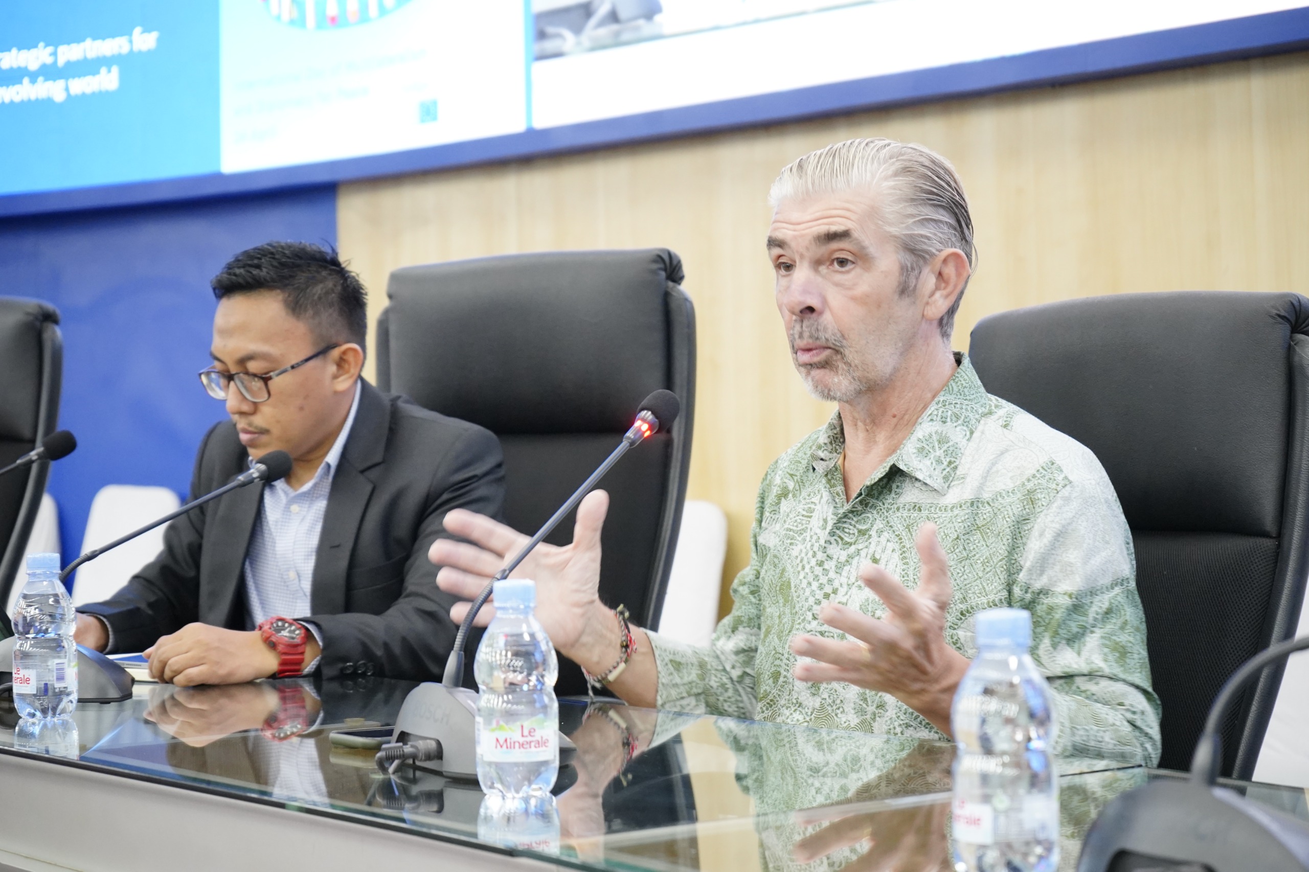 diplomat uni eropa di unhas peran diplomasi parlementer dalam menjaga stabilitas global (2)