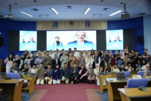 Foto bersama di ruang konferensi besar