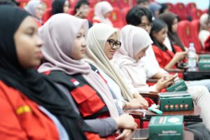 Mahasiswa duduk di auditorium mengikuti seminar