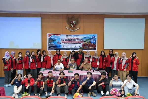 Foto kelompok mahasiswa KKN dan pejabat kampus