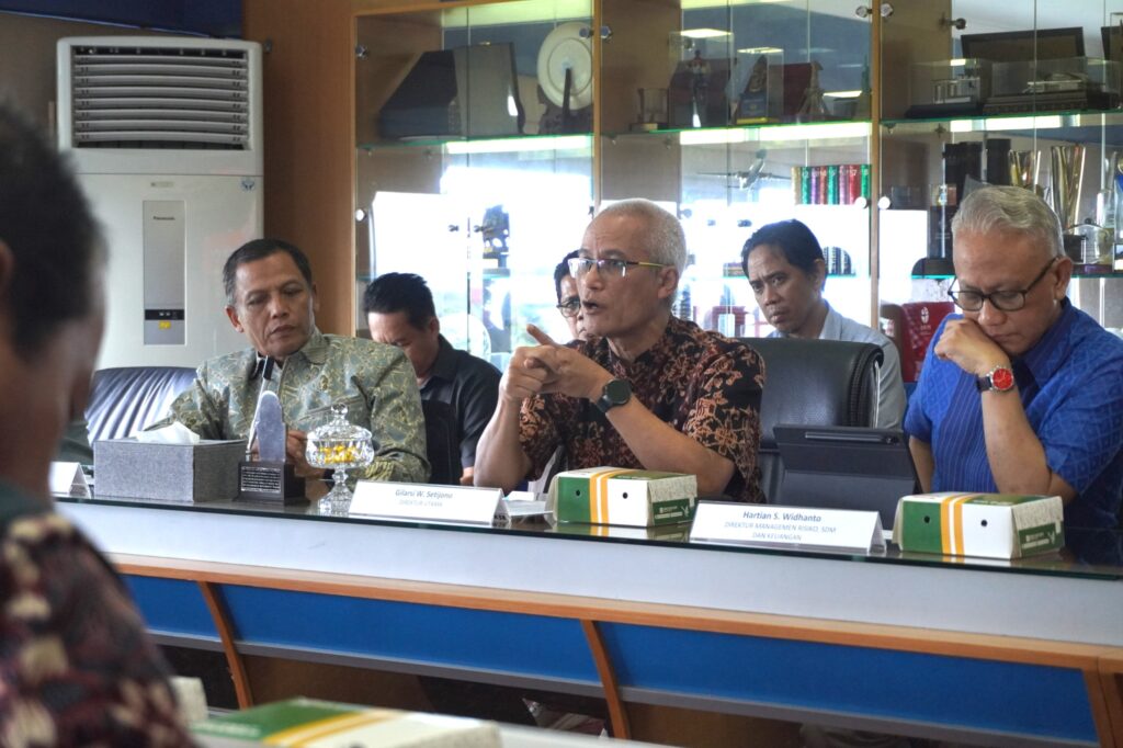 Rapat direksi di ruang kantor modern