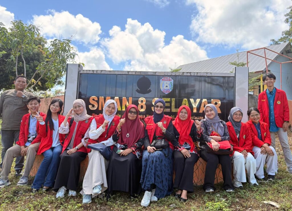 Rombongan berjaket merah di depan SMAN 8 Selayar