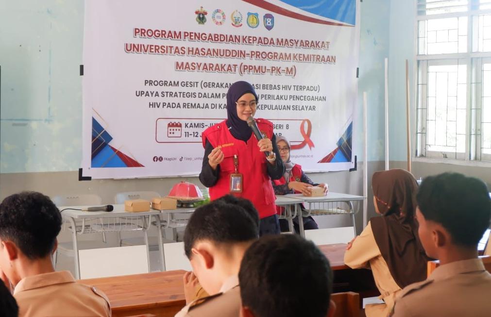 Sosialisasi pencegahan HIV di kelas sekolah