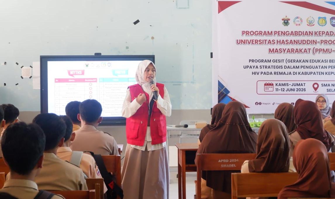 Pemateri berbicara di depan siswa dalam kelas