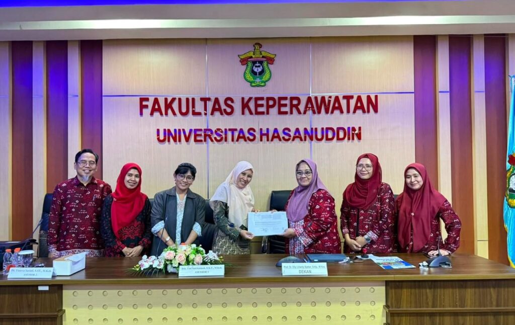 Penyerahan sertifikat di Fakultas Keperawatan Unhas