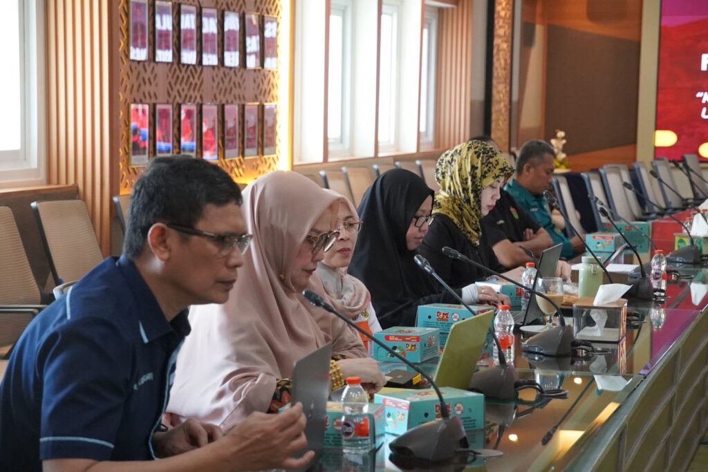 Rapat resmi di ruang konferensi dengan mikrofon