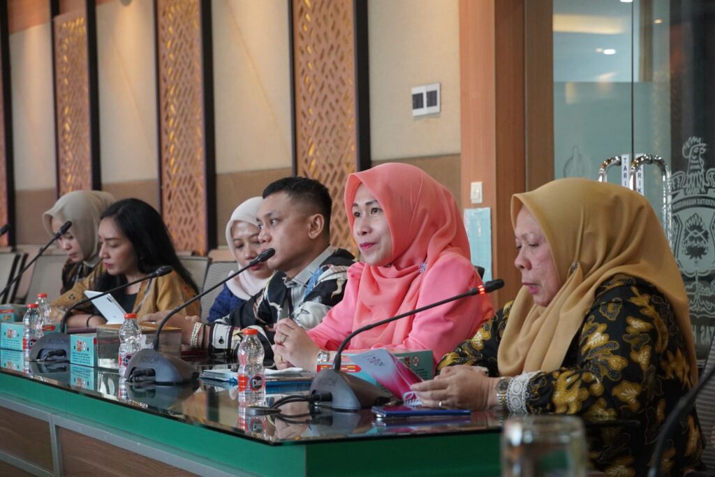 Panel rapat resmi dengan mikrofon di ruang konferensi