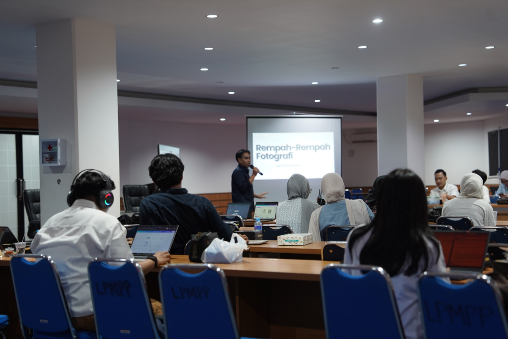Speaker presenting photography workshop to seated audience