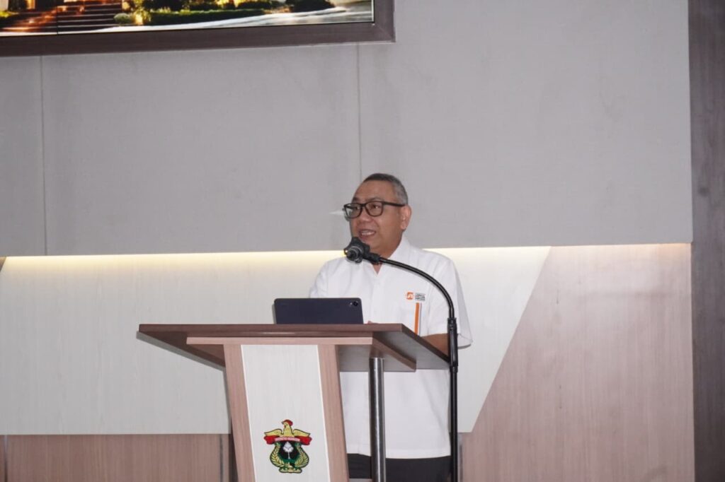 Pria berpidato di podium dengan mikrofon