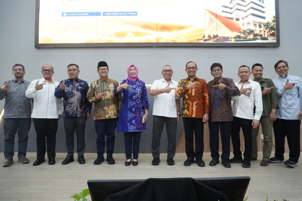 Sekelompok pejabat berfoto bersama di panggung